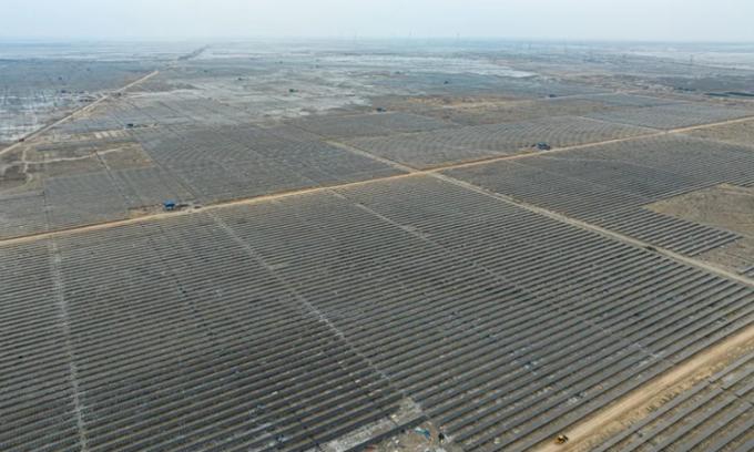 Công viên năng lượng tái tạo Khavda có diện tích 538 km2. Ảnh: AGEL