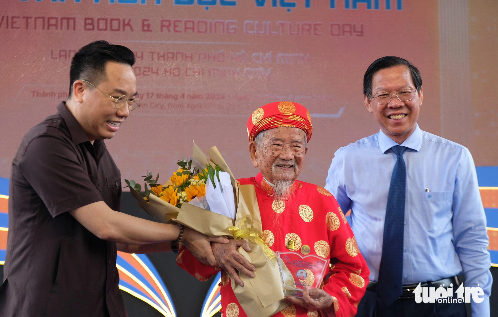 Chủ tịch UBND TP Phan Văn Mãi (bìa phải) và Cục trưởng Cục Xuất bản, In và Phát hành Nguyễn Nguyên (trái) chúc mừng cụ Nguyễn Đình Tư là Đại sứ văn hóa đọc trọn đời - Ảnh: LINH ĐOAN Chủ tịch UBND TP Phan Văn Mãi (bìa phải) và Cục trưởng Cục Xuất bản, In và Phát hành Nguyễn Nguyên (trái) chúc mừng cụ Nguyễn Đình Tư là Đại sứ văn hóa đọc trọn đời - Ảnh: LINH ĐOAN