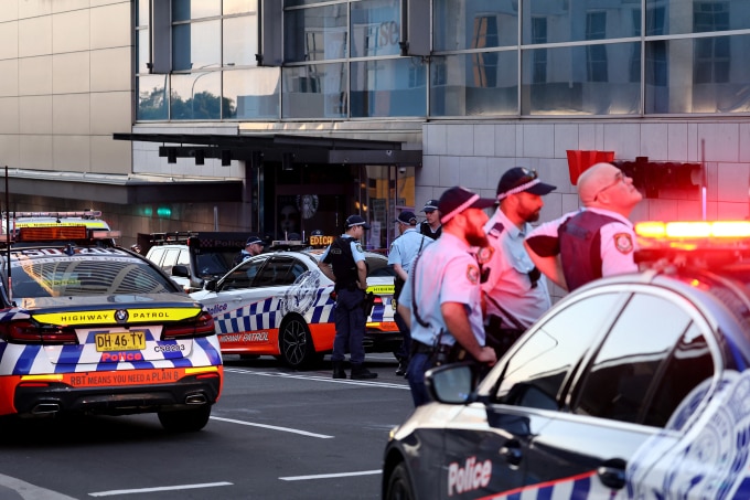Cảnh sát phong tỏa bên ngoài trung tâm thương mại Westfield Bondi Junction ở Sydney ngày 13/4. Ảnh: AFP