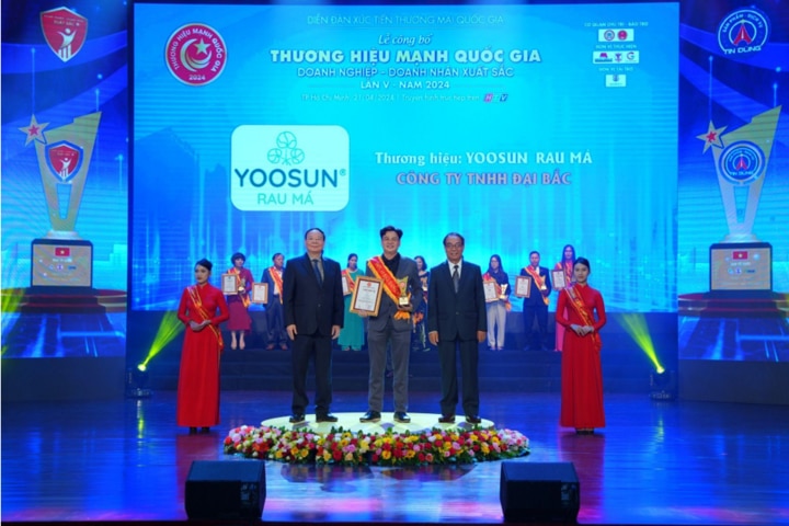 Đại diện nhãn hàng Yoosun Rau má - Công ty TNHH Đại Bắc nhận giải thưởng Top 10 Thương hiệu mạnh Quốc Gia 2024.