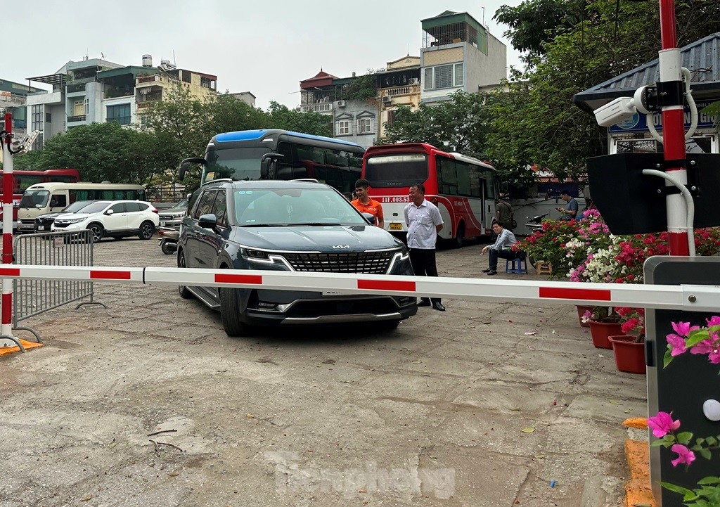 Nhiều bãi xe lớn Hà Nội bắt đầu thu phí không dùng tiền mặt ảnh 1