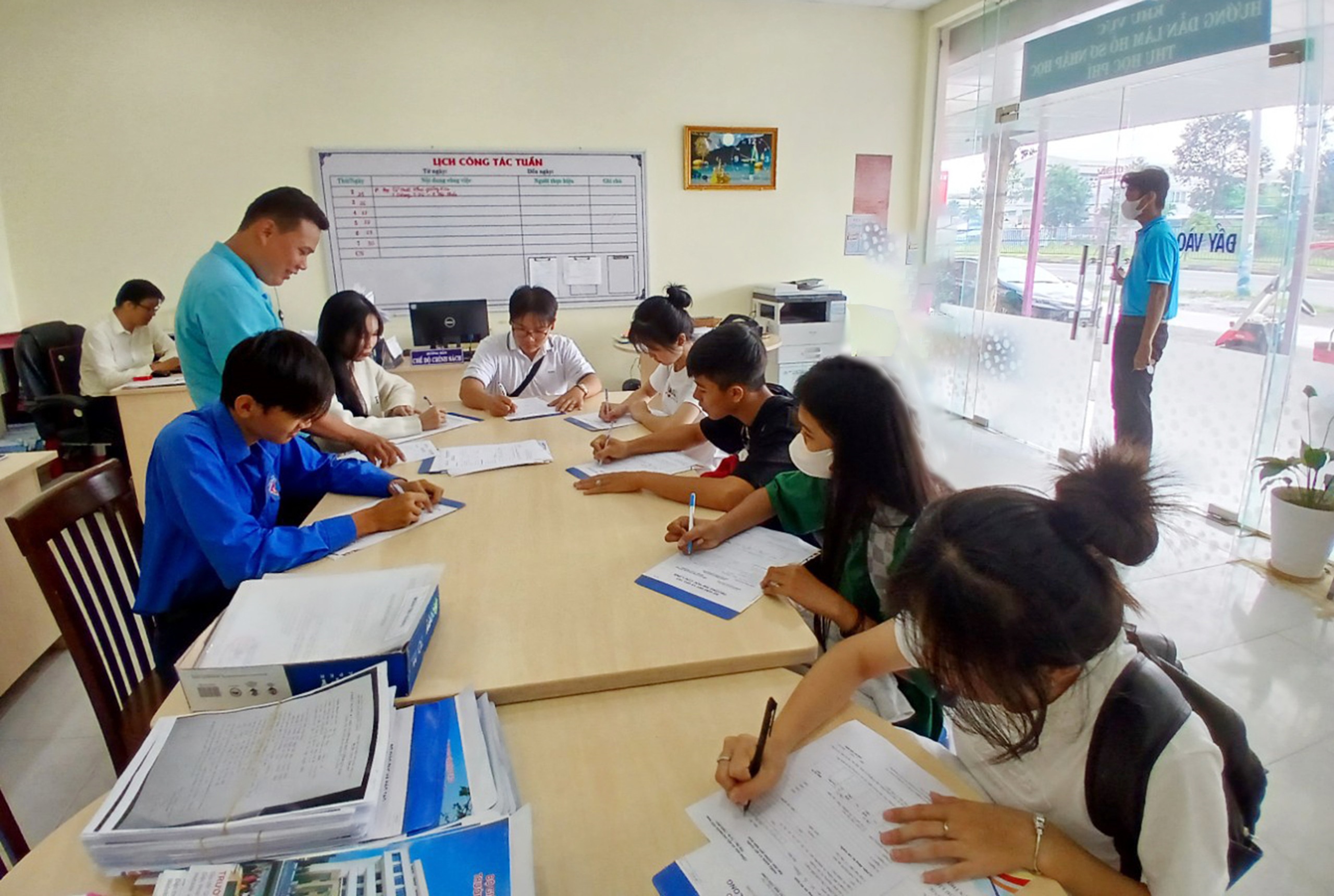 Trường ĐH Cửu Long: Nhiều chế độ chính sách dành cho tân sinh viên- Ảnh 1. Thí sinh làm hồ sơ xét tuyển năm 2024