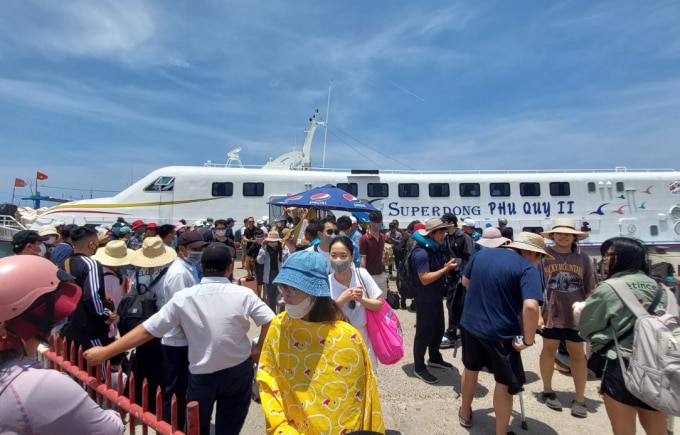 Des touristes arrivant en bateau au port de l'île de Phu Quy, le matin du 30 avril 4. Photo de : Vi Chau