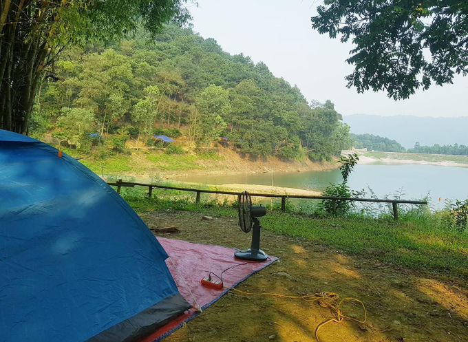 El camping ofrece ventiladores a los huéspedes. Foto de : Invitarnos unos a otros al campamento