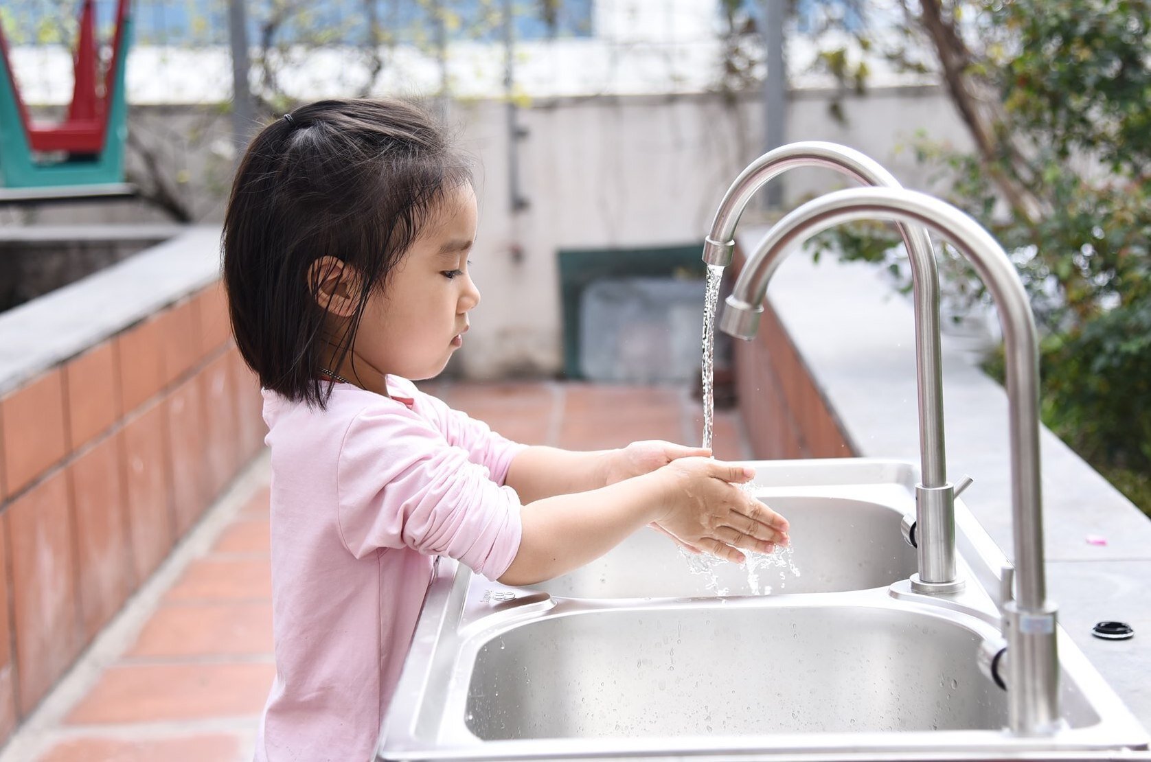 Bộ GD&ĐT yêu cầu đảm bảo nước sạch và vệ sinh trong trường học. (Ảnh minh hoạ: M.C)