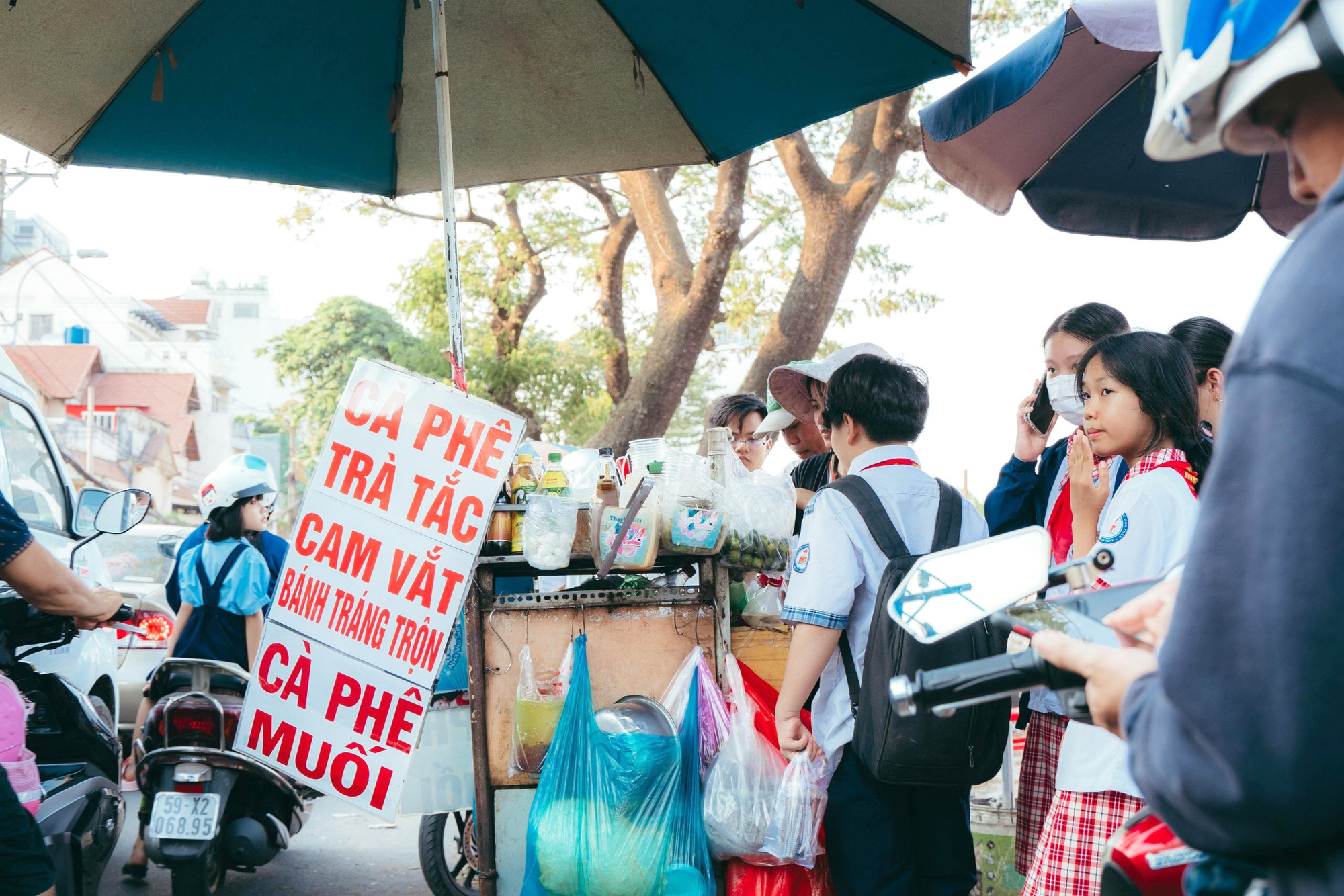 Nhiều vụ học sinh nghi ngộ độc: Mạnh tay hơn với hàng rong cổng trường- Ảnh 1. Các xe hàng rong buôn bán đồ ăn, thức uống cho học sinh trước cổng Trường THCS Hoàng Hoa Thám (quận Tân Bình, TP.HCM) - Ảnh: THANH HIỆP
