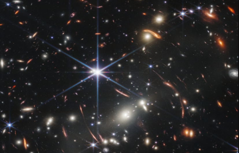 Hình ảnh gồm hàng ngàn thiên hà do kính James Webb chụp được năm 2022