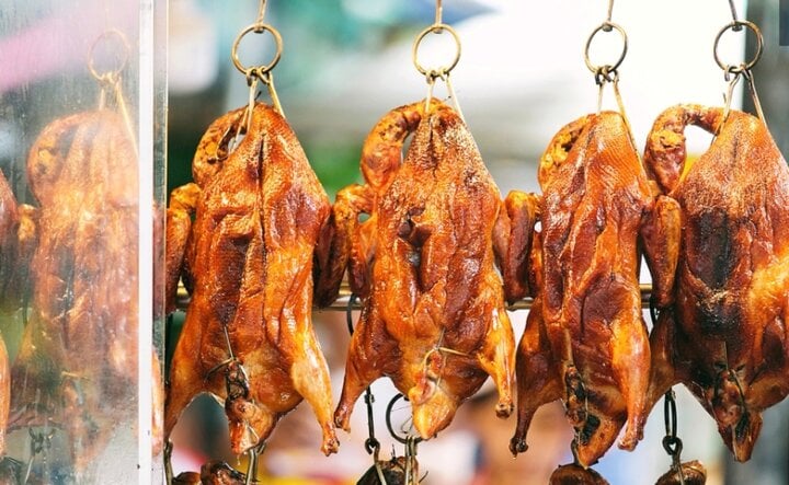 Bán vịt quay là dịch vụ "hốt bạc" dịp lễ 30/4. (Ảnh: Đ.V)