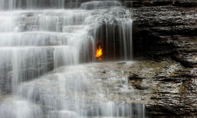 Ngọn lửa vĩnh cửu cháy phía sau thác nước. Ảnh: Wikimedia