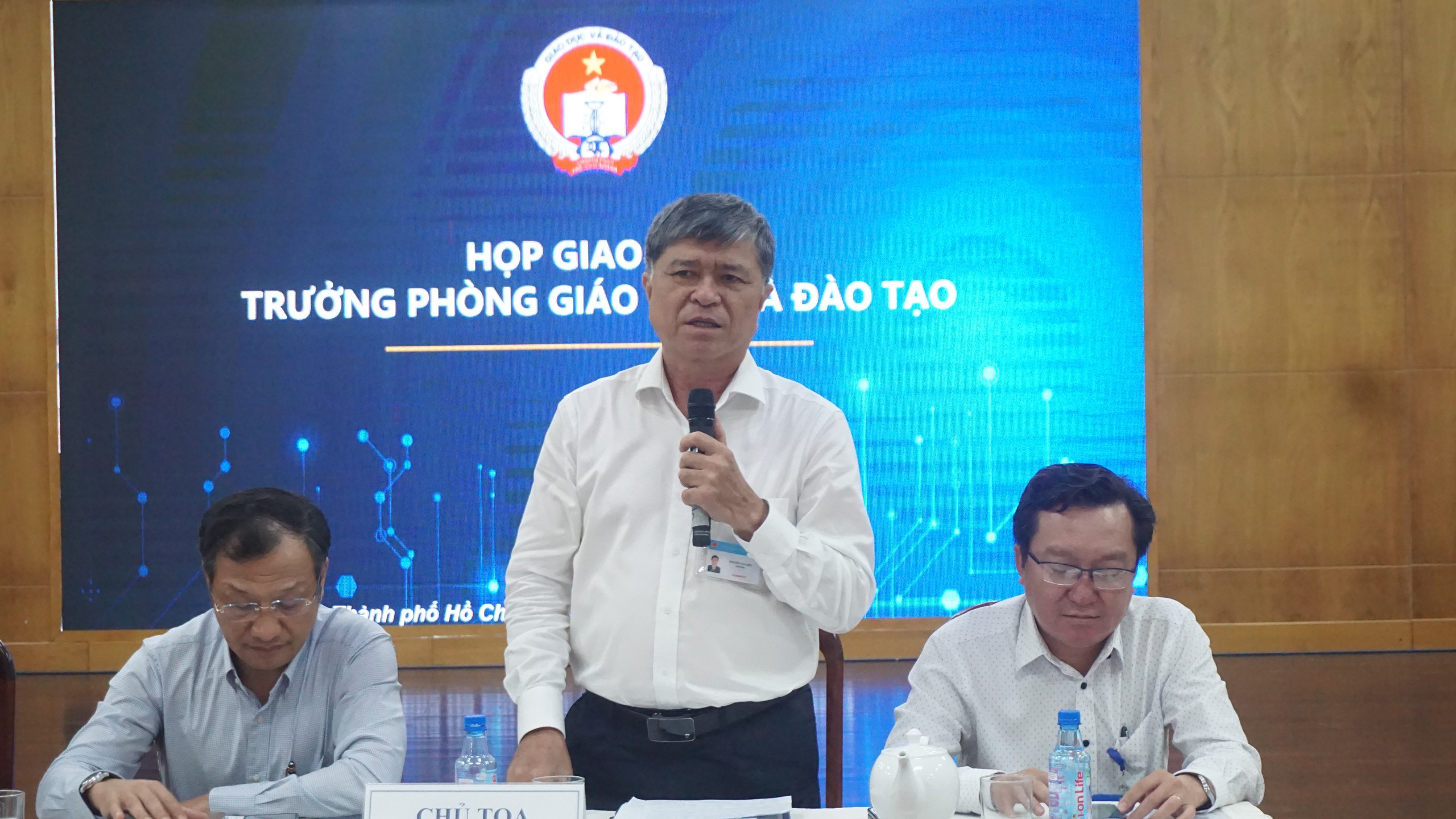 Giám đốc Sở GD-ĐT TP.HCM Nguyễn Văn Hiếu (đứng) chỉ đạo công tác trong giao ban với các phòng GD-ĐT
