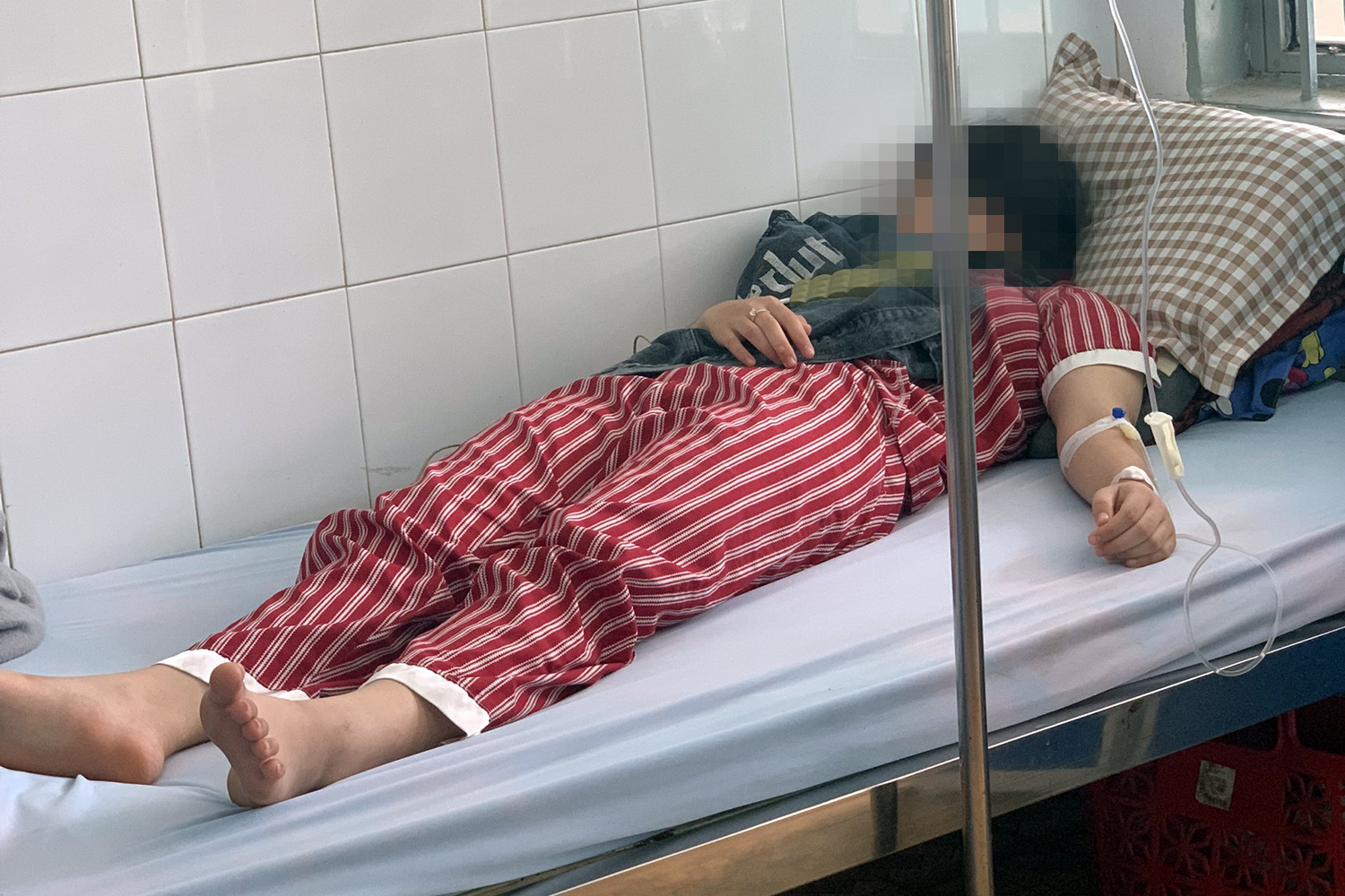 Nữ sinh lớp 12 tổn thương nội sọ, trầm cảm nặng nghi bị bạn cùng lớp đánh- Ảnh 1. Nữ sinh N.M.N. thời điểm cấp cứu tại Bệnh viện Nhân dân 115 TP.HCM - Ảnh gia đình cung cấp