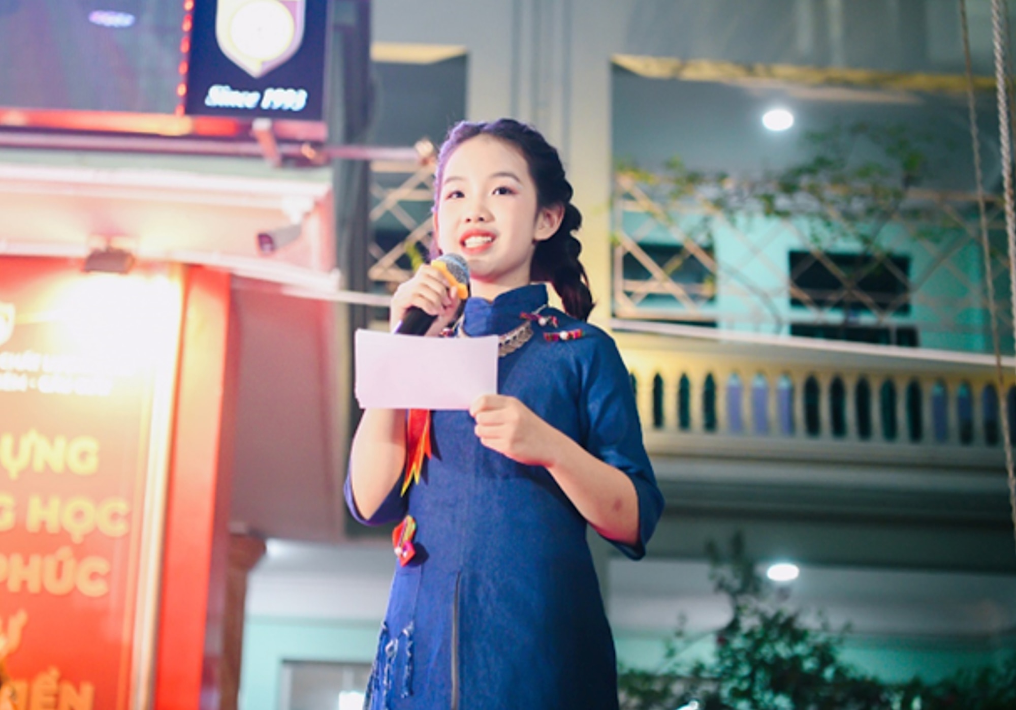 Tại Đại hội học sinh giỏi khối THCS của trường THCS và THPT Nguyễn Bỉnh Khiêm (Cầu Giấy, Hà Nội) diễn ra mới đây, Dương Tuệ Mẫn, học sinh lớp 6D0 khiến mọi người ngạc nhiên về tài năng thời trang.