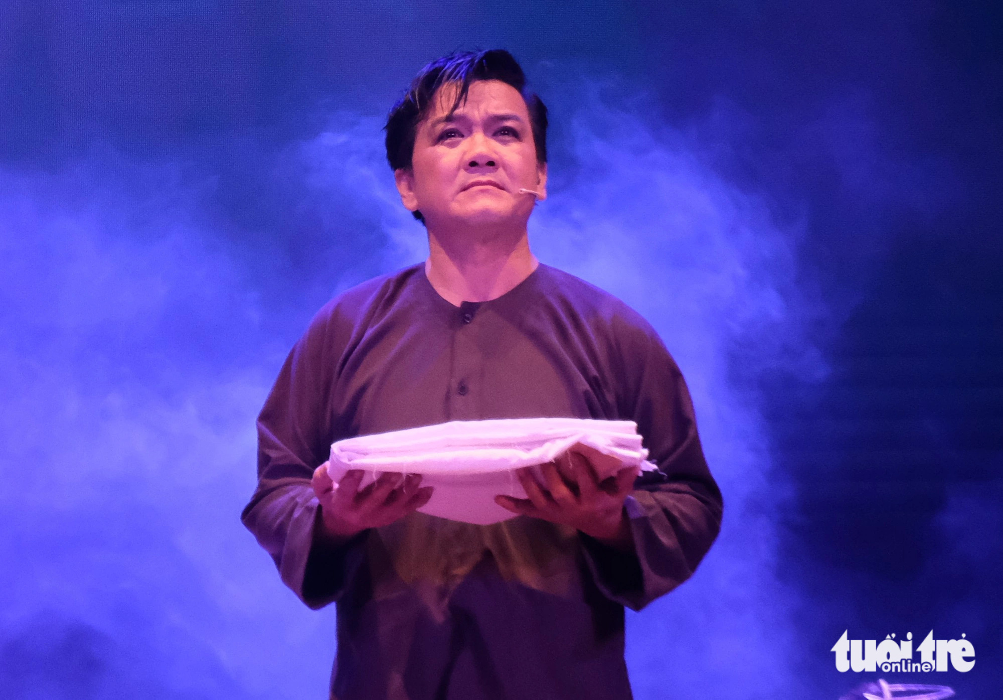 Nghệ sĩ Lê Tứ trong vai Lê Hồng Phong, vở Câu hò đất mẹ, một vở diễn về đề tài cách mạng hay của Nhà hát cải lương Trần Hữu Trang - Ảnh: LINH ĐOAN Nghệ sĩ Lê Tứ trong vai Lê Hồng Phong, vở Câu hò đất mẹ, một vở diễn về đề tài cách mạng hay của Nhà hát cải lương Trần Hữu Trang - Ảnh: LINH ĐOAN