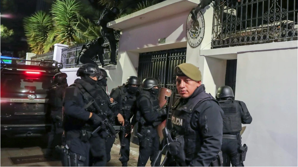 Lực lượng an ninh Ecuador đã xông vào Đại sứ quán Mexico tại Thủ đô Quito để bắt cựu Phó Tổng thống Jorge Glas. Ảnh: NBC News