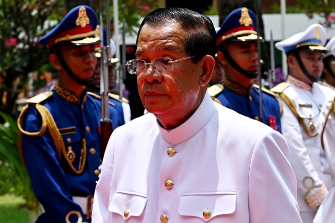 Ông Hun Sen đi qua đội vệ binh tại tòa nhà Thượng viện ở thủ đô Phnom Penh ngày 3/4. Ảnh: AFP