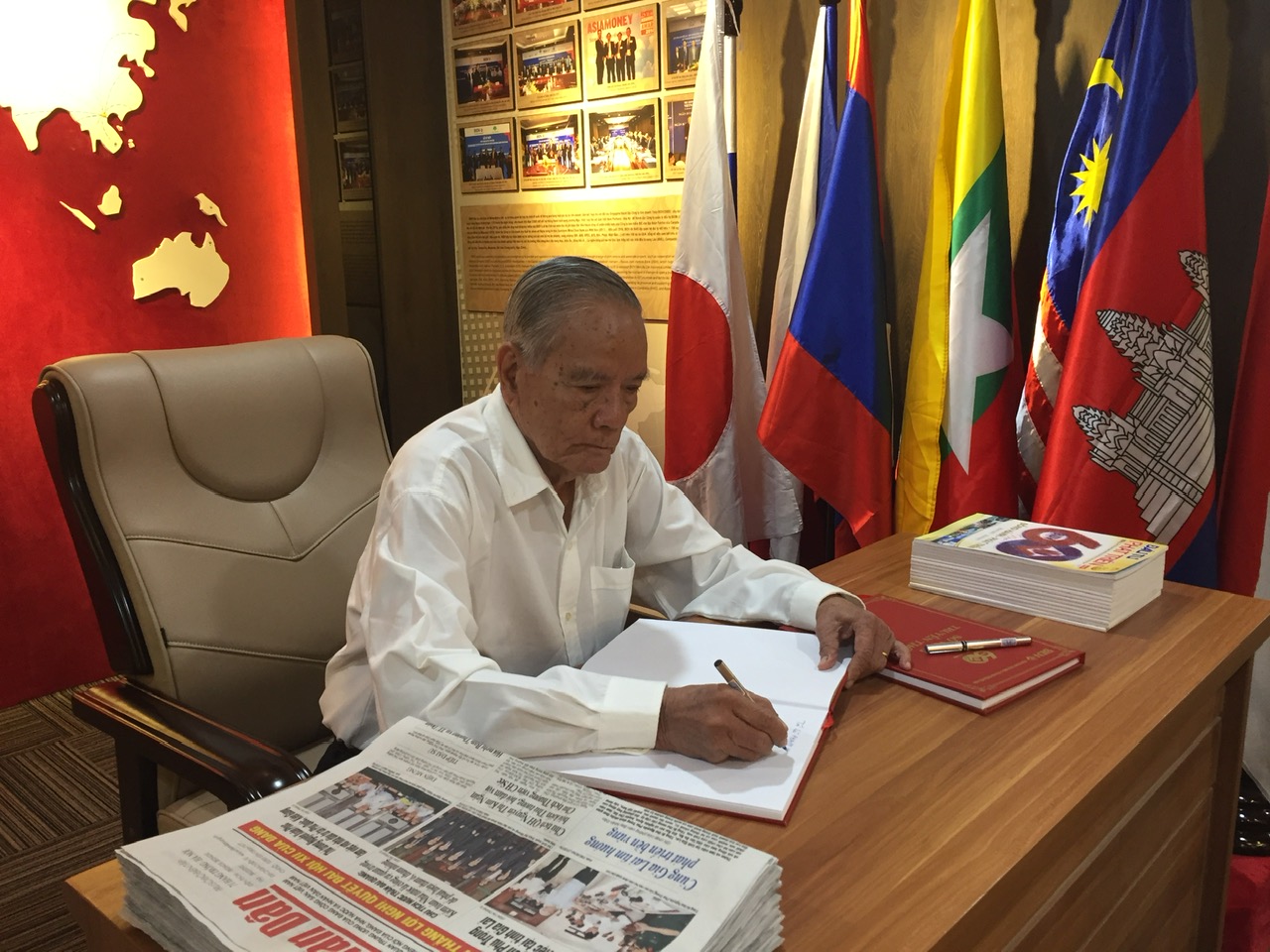 Ông+Phạm+Học+Lâm+-+Nguyên+TGĐ+BIDV+viết+lưu+bút+tại+Phòng+truyền+thống - Vietnam.vn