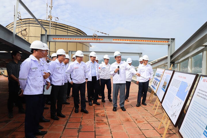 Chủ tịch HĐTV Petro Vietnam Lê Mạnh Hùng thị sát khu vực thi công chân đế điện gió ngoài khơi của PTSC.