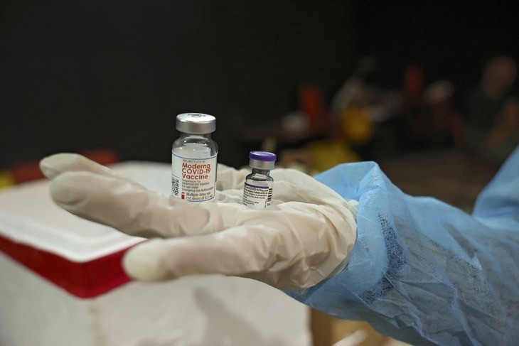МРНК-вакцина Moderna (слева) и Pfizer/BioNTech против COVID-19 – Фото: AFP