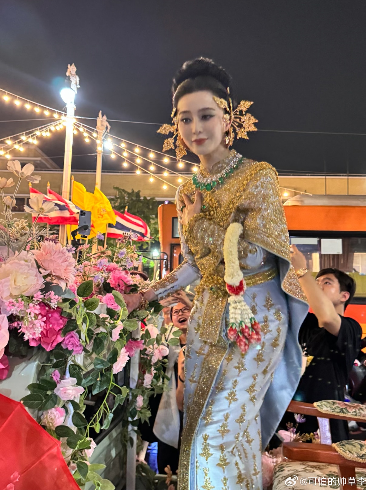 Phạm Băng Băng được ví như nữ thần ở lễ hội té nước ảnh 17