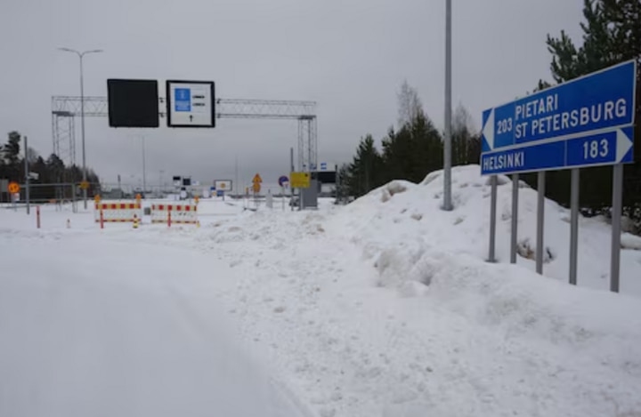 Rào chắn được đặt tại Trạm kiểm soát biên giới Vaalimaa đã đóng cửa giữa Phần Lan và Nga ở Virolahti, Phần Lan. (Ảnh: Reuters)