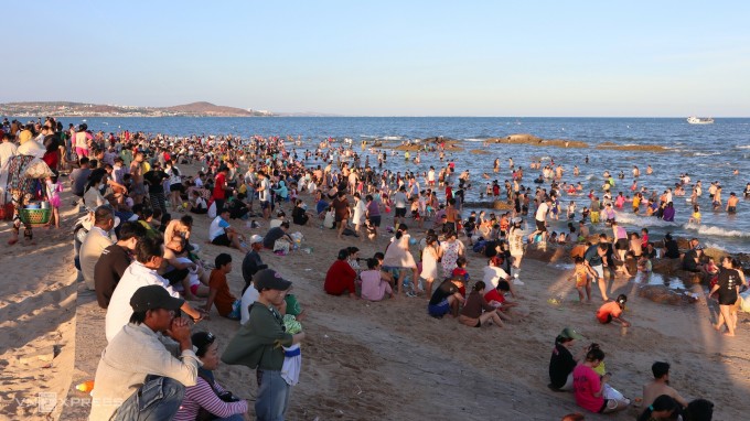 Bãi biển Thương Chánh ở thành phố Phan Thiết đông nghẹt người, chiều 29/4. Ảnh: Việt Quốc