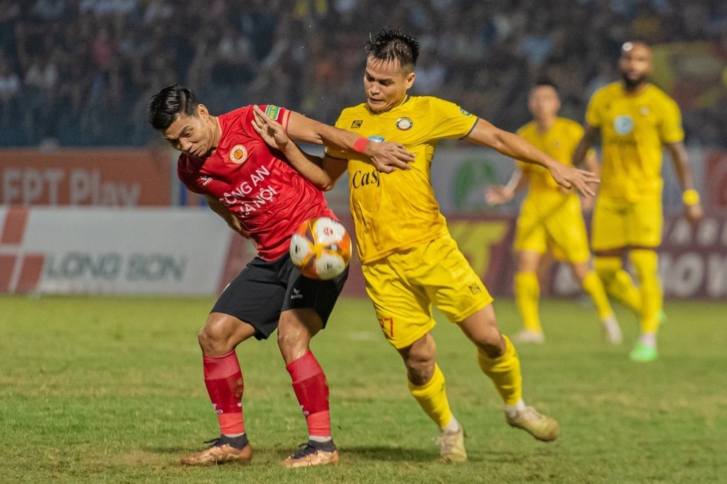 Phan Văn Đức ghi bàn giúp CLB Công an Hà Nội thắng Thanh Hóa - 1