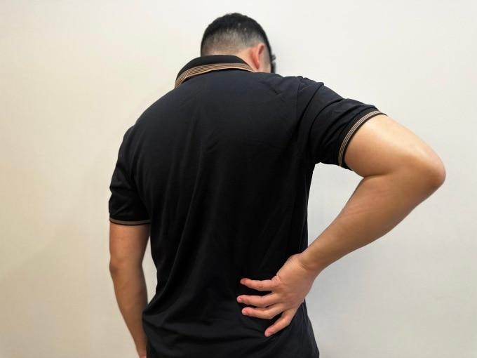 Đau lưng thường xảy ra ở phần lưng dưới, trong vị trí đau thận cao và sâu hơn. Ảnh: Ngọc Phạm