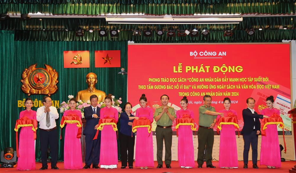 Thứ trưởng Trần Quốc Tỏ, Chủ tịch Hội Khuyến học Việt Nam Nguyễn Thị Doan cùng các đại biểu cắt băng khai mạc Ngày sách và Văn hóa đọc trong CAND.