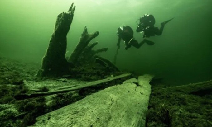 علماء الآثار يوهان رونبي (يسار) ورولف وارمنج يسبحان بالقرب من حطام سفينة غريبشوندن. الصورة: فلوريان هوبر
