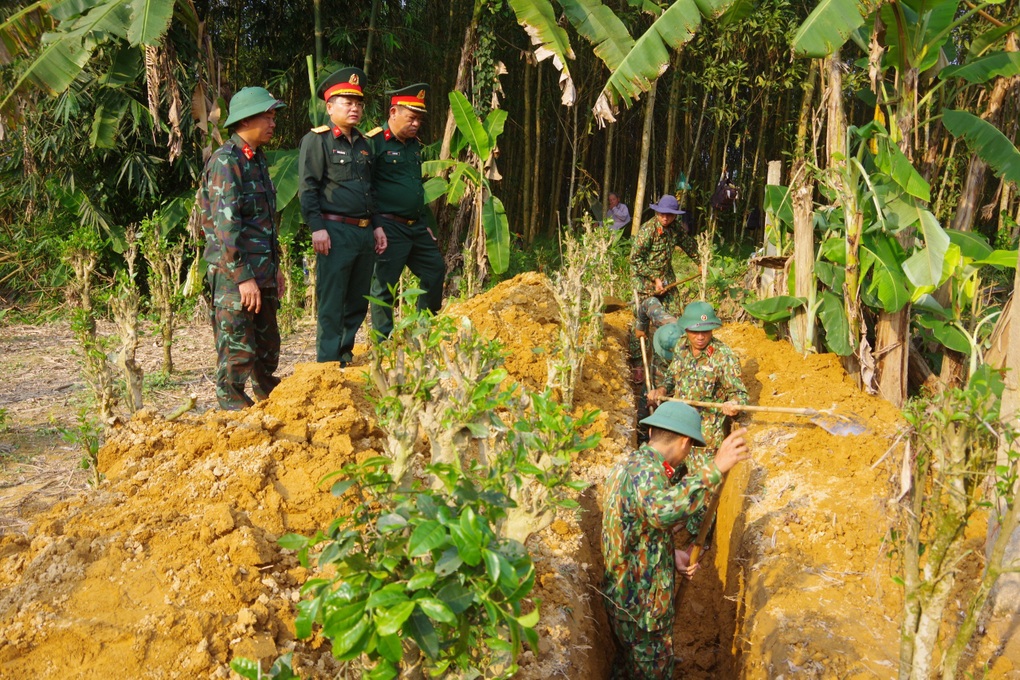 Tìm thấy bút, bình tông khắc chữ tại khu vực phát hiện 12 hài cốt liệt sỹ - 1 Tìm thấy bút, bình tông khắc chữ tại khu vực phát hiện 12 hài cốt liệt sỹ - 1
