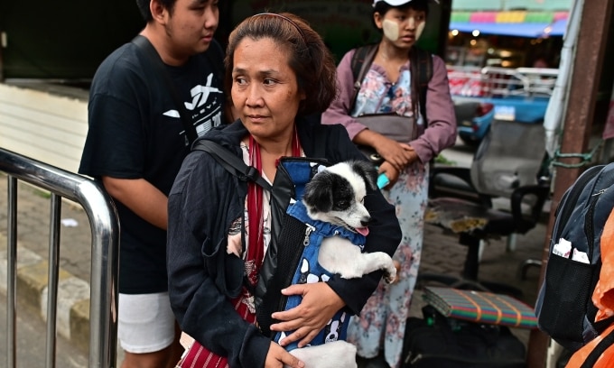 Người dân thị trấn Myawaddy ôm theo vật nuôi tới thị trấn Mae Sot, Thái Lan, hôm 10/4. Ảnh: AFP