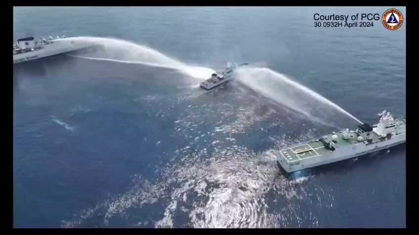 Philippines tố hải cảnh Trung Quốc phun vòi rồng vào tàu tiếp vận