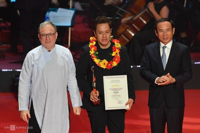 Đạo diễn Sheron Dayoc (giữa) nhận giải Ngôi Sao Vàng cho Phim Đông Nam Á xuất sắc ở lễ bế mạc Liên hoan phim TP HCM. Ảnh: Thanh Tùng