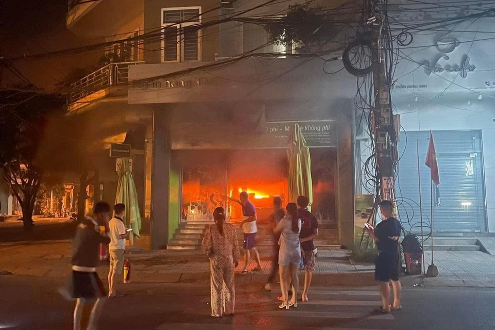 Phòng giao dịch ngân hàng bốc cháy giữa đêm khuya - 1 Phòng giao dịch ngân hàng bốc cháy giữa đêm khuya - 1
