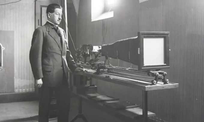Edmond Locard sử dụng một thiết bị chụp ảnh vào thập kỷ 1920. Ảnh: Kho lưu trữ Lyon