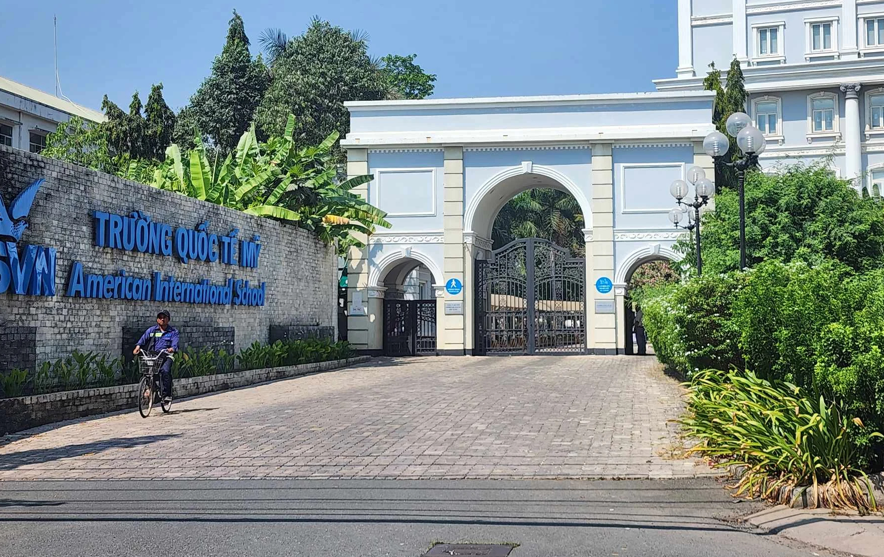 Phụ huynh đóng bao nhiêu tiền để học sinh Trường quốc tế AISVN đi học trở lại?- Ảnh 1. Phụ huynh đóng bao nhiêu tiền để học sinh Trường quốc tế AISVN đi học trở lại?- Ảnh 1.