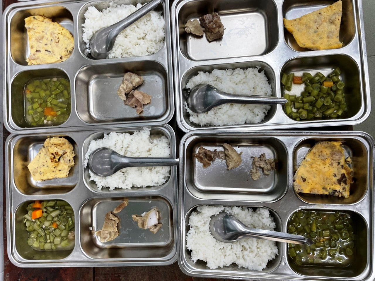 Bữa ăn trưa của học sinh Trường tiểu học Quang Trung (TP Huế) bị phụ huynh phản ánh là không đủ chất dinh dưỡng, thua xa một suất cơm bụi lề đường - Ảnh: Phụ huynh cung cấp