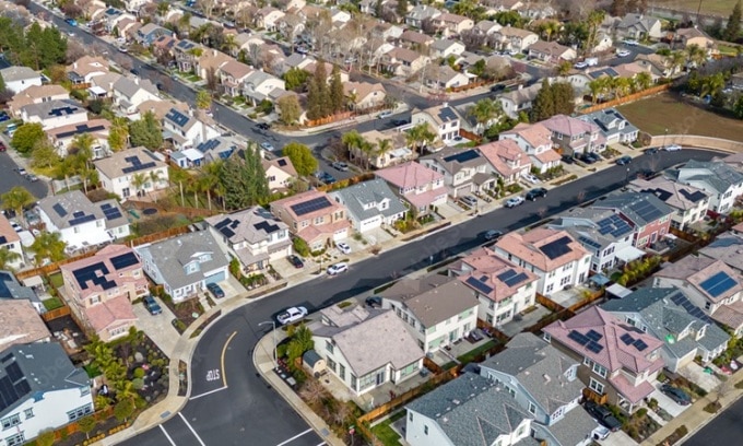 Những ngôi nhà phủ đầy pin mặt trời ở California. Ảnh: Adobe