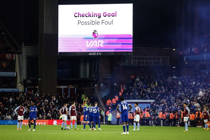 Cầu thủ Chelsea và Aston Villa chờ VAR kiểm tra phạm lỗi sau khi Axel Diasi đánh đầu tung lưới Villa ở phút bù trận vòng 35 Ngoại hạng Anh trên sân Villa Park ngày 27/4. Ảnh: AFP