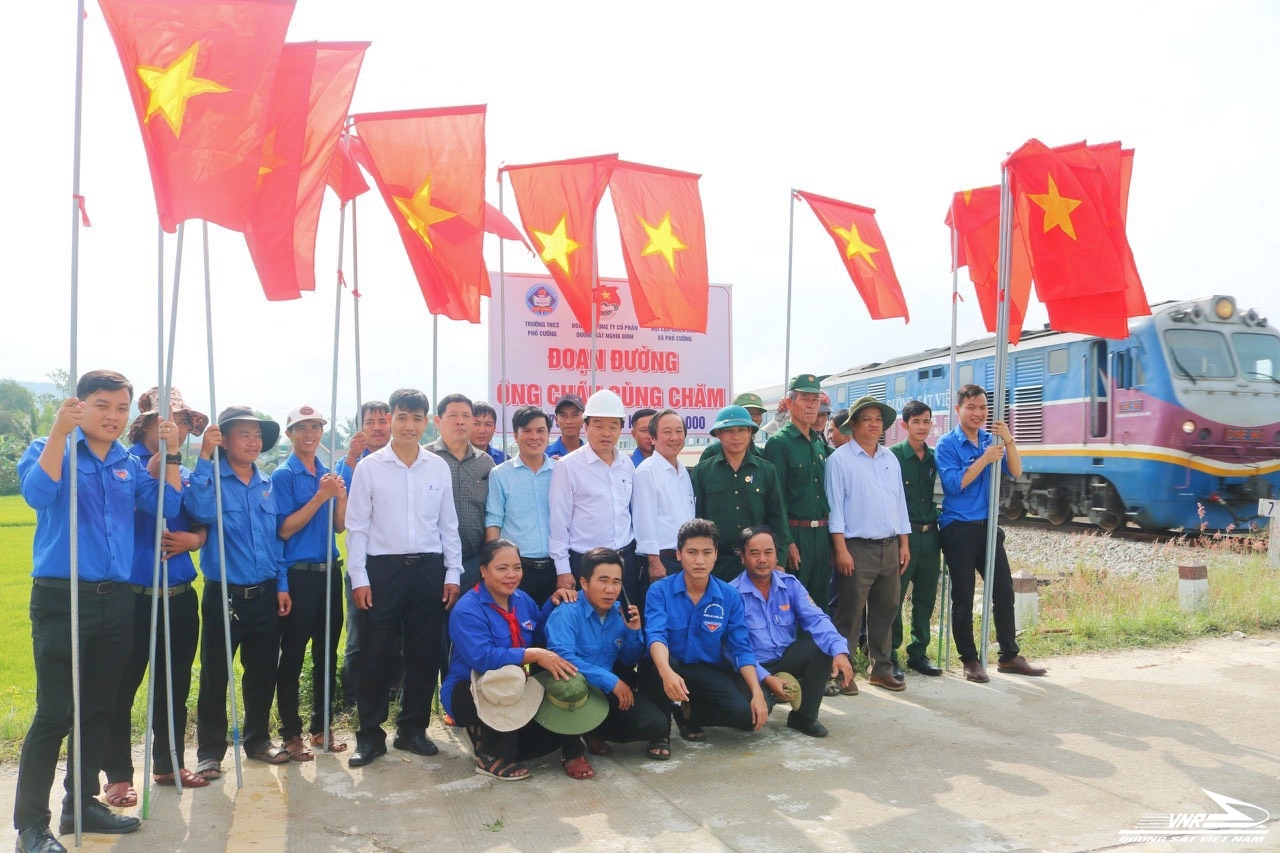 Quảng Ngãi nhân rộng mô hình đường tàu - đường hoa- Ảnh 1. Quảng Ngãi nhân rộng mô hình đường tàu - đường hoa- Ảnh 1.