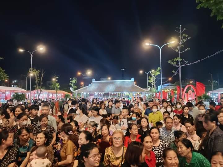 Hàng vạn du khách về tham dự buổi lễ.