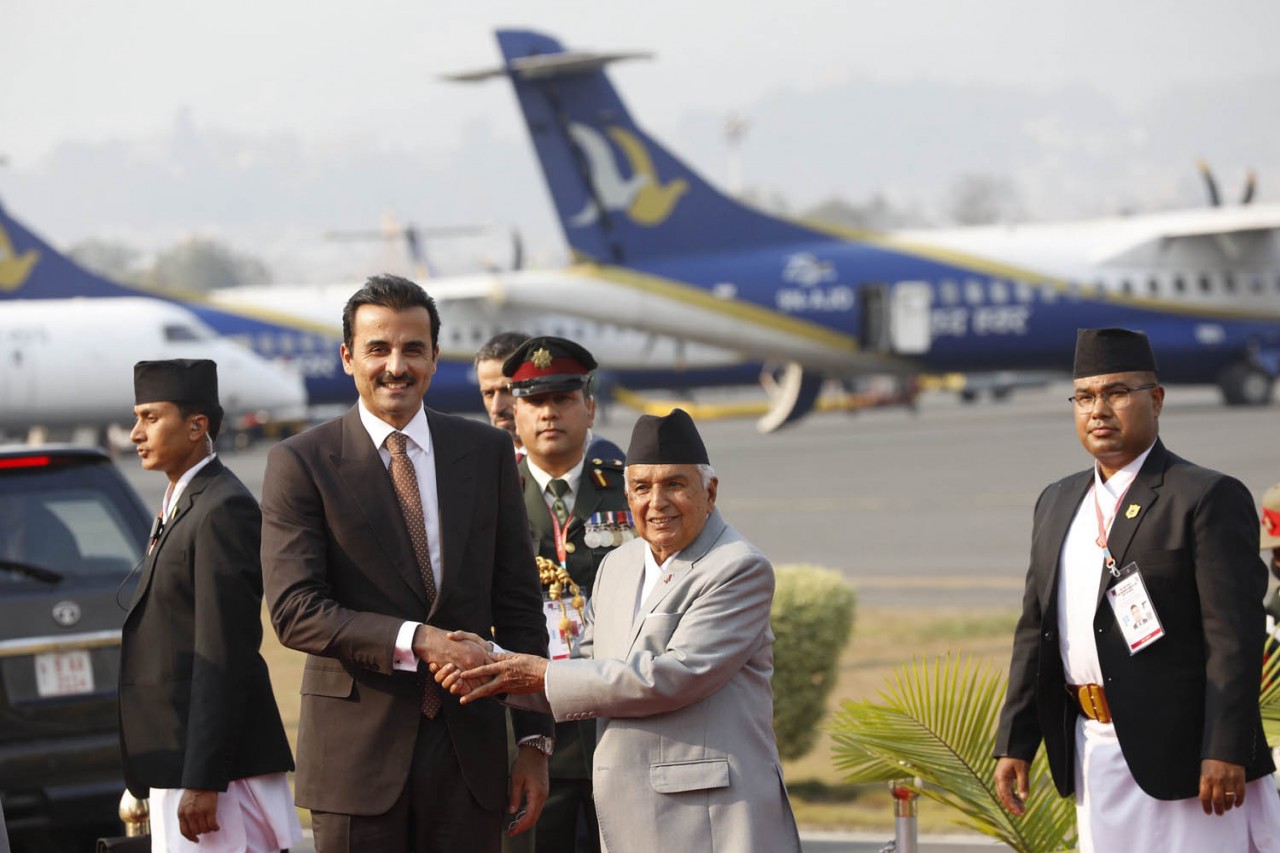 Đích thân Tổng thống Nepal Ramchandra Paudel chào đón Quốc vương Qatar Sheikh Tamim bin Hamad Al-Thani tại sân bay quốc tế Tribhuvan ở thủ đô Kathmandu ngày 23/4. (Nguồn: Kathmandu Post)