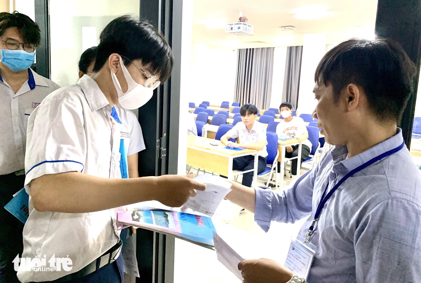 Quy định cần tuân thủ để tránh bị loại sớm khi thi đánh giá năng lực 2024- Ảnh 1. Thí sinh xuất trình giấy tờ tùy thân trước khi vào phòng thi đánh giá năng lực Đại học Quốc gia TP.HCM năm 2023 - Ảnh: TRẦN HUỲNH