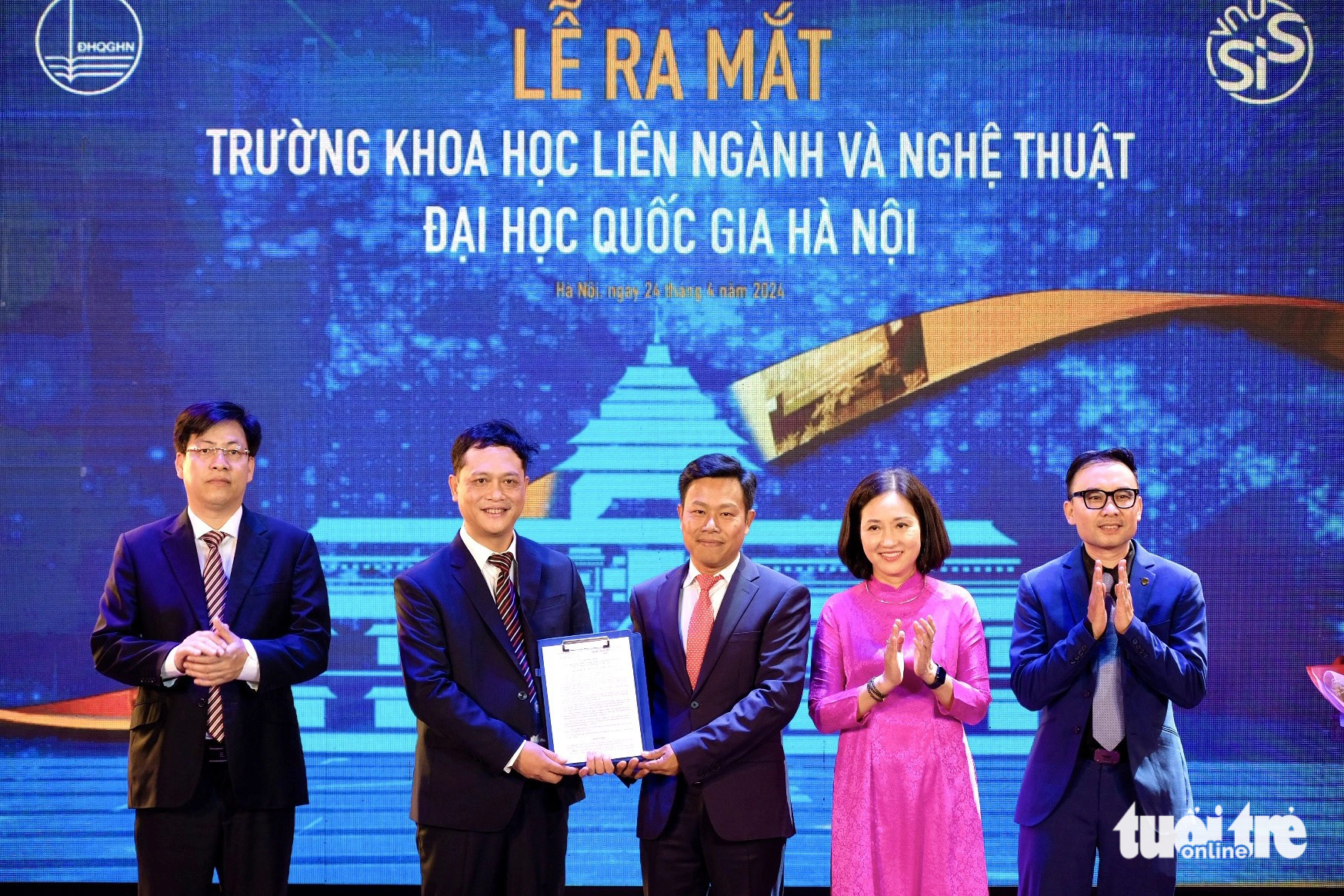 Ra mắt 'mảnh ghép' còn thiếu của Đại học Quốc gia Hà Nội- Ảnh 1. GS Lê Quân - giám đốc Đại học Quốc gia Hà Nội - trao quyết định chuyển đổi cho ban lãnh đạo Trường Khoa học liên ngành và Nghệ thuật - Ảnh: NGUYÊN BẢO