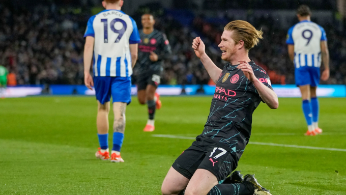 De Bruyne célèbre un but lors de la victoire 4-0 de Man City contre Brighton au stade Amex dans la soirée du 25 avril. Photo : AP