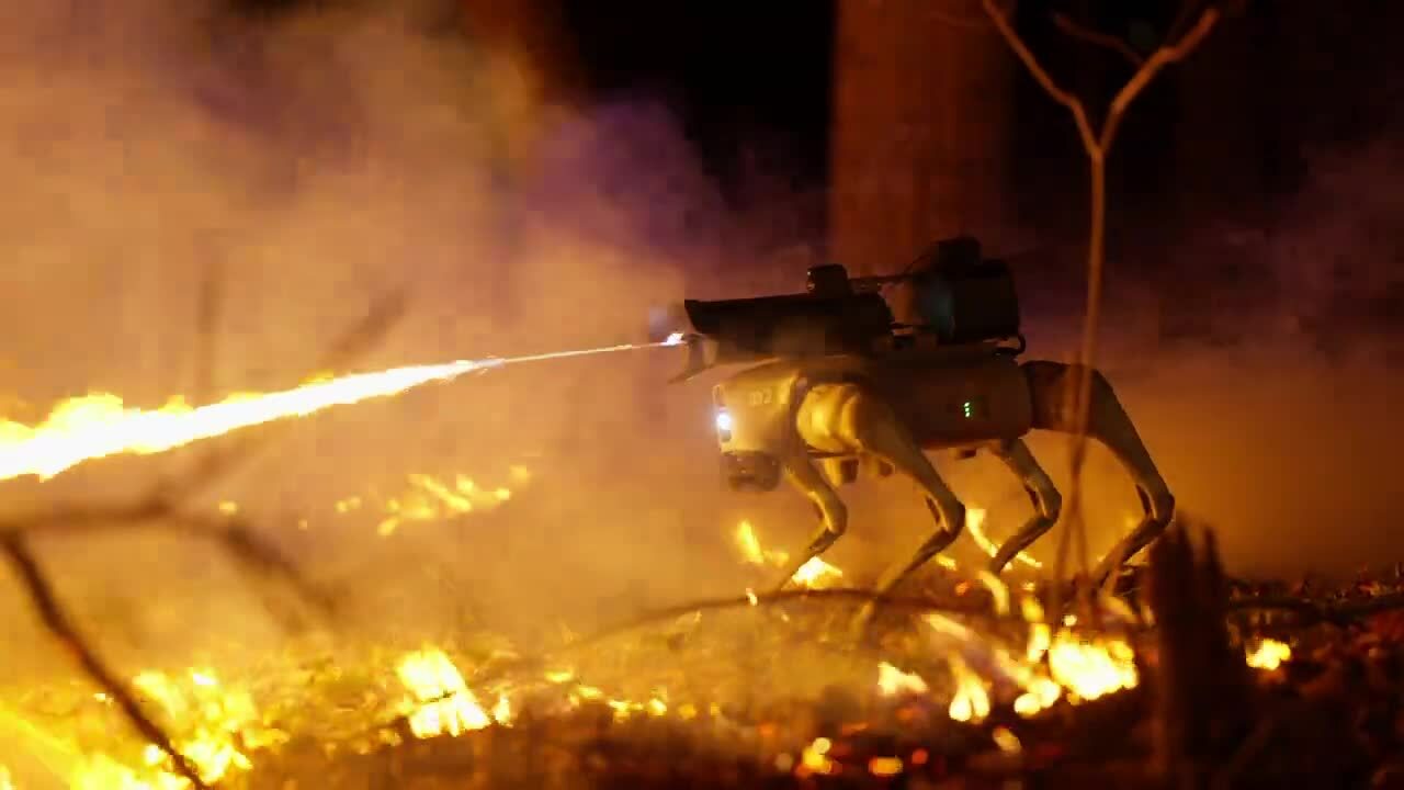 أول كلب آلي في العالم ينفث النار