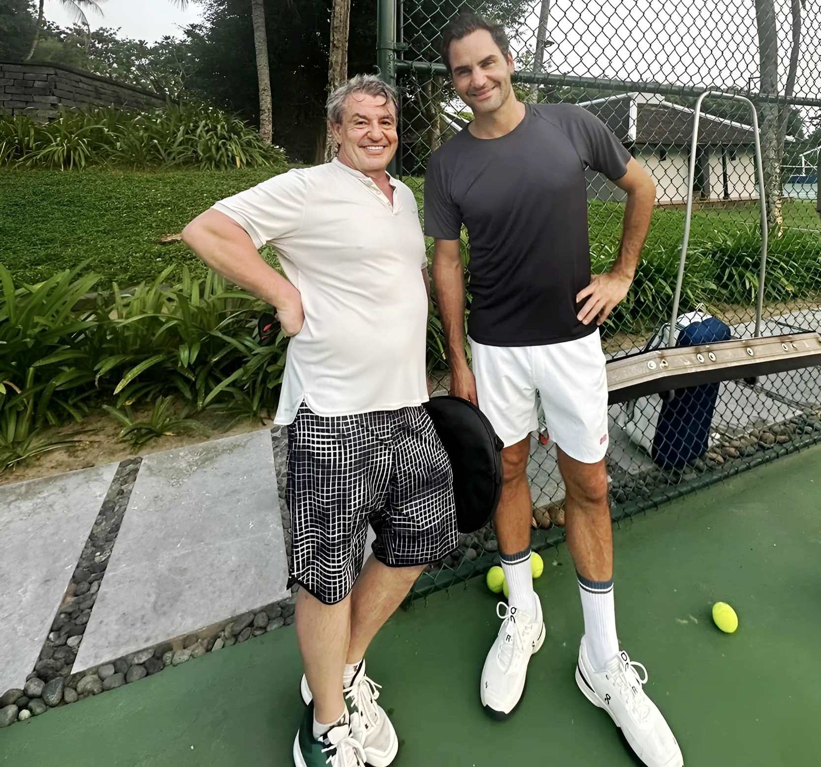 Roger Federer dành cả chiều 29.4 cùng gia đình đến các điểm du lịch nổi tiếng ở Hội An- Ảnh 1. Huyền thoại quần vợt Roger Federer (phải) đến Hội An nghỉ dưỡng cùng gia đình