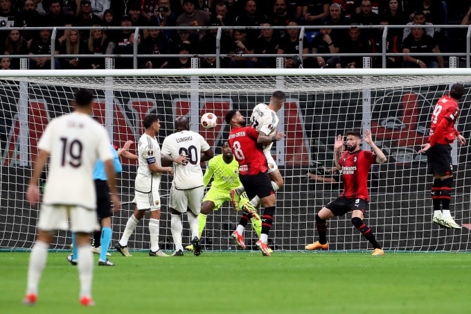 Mancini (giữa) bật cao đánh đầu ghi bàn trong trận Milan - Roma ở tứ kết  lượt đi Europa League trên sân San Siro tối 11/4. Ảnh: Ansa