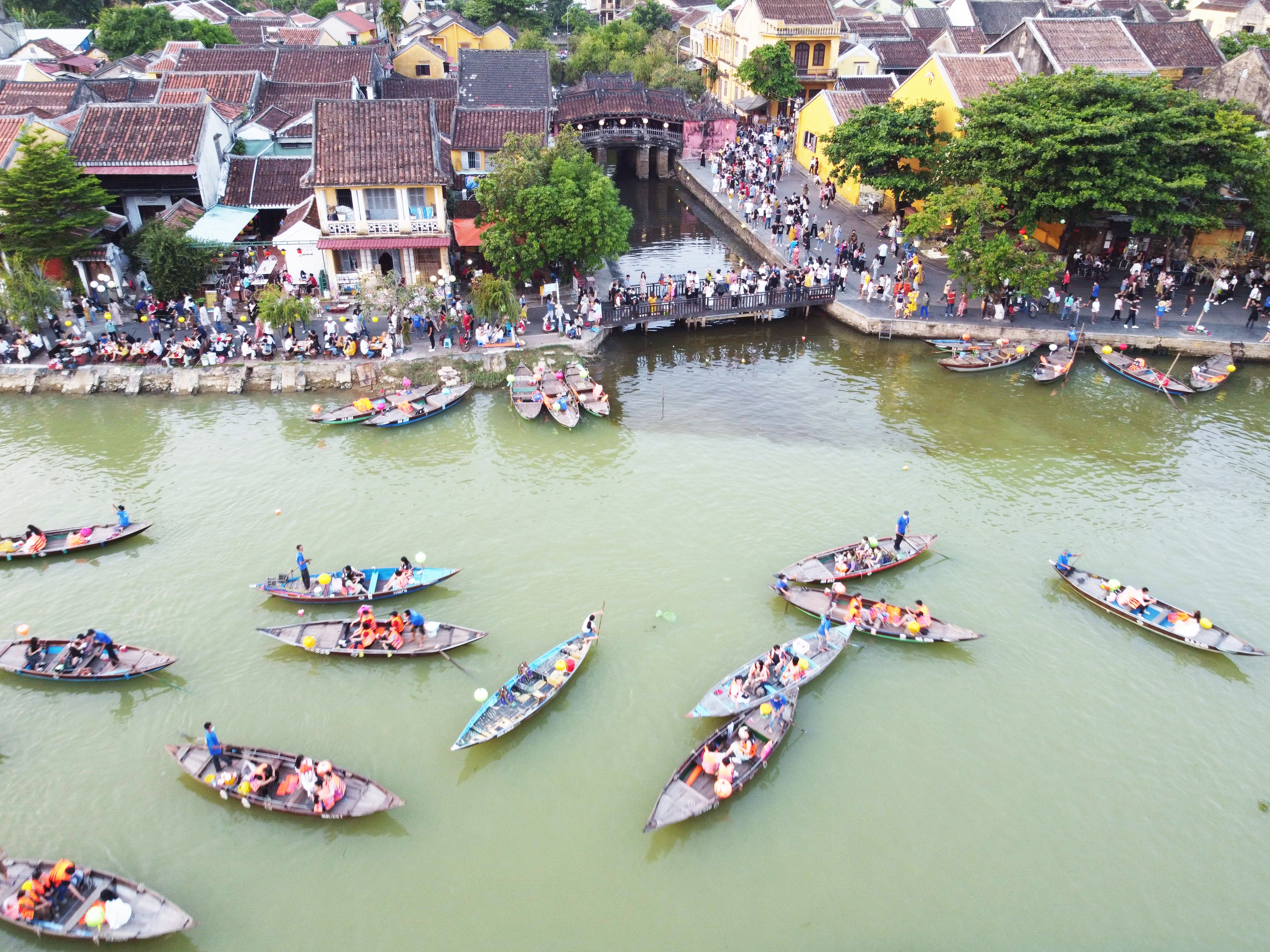 Rục rịch lên kế hoạch chơi lễ sớm- Ảnh 1. Tour gắn với biển được du khách chọn lựa hè này. Trong ảnh: Tour tham quan các đảo ở quần đảo An Thới (Phú Quốc) ảnh: Hoàng Trung