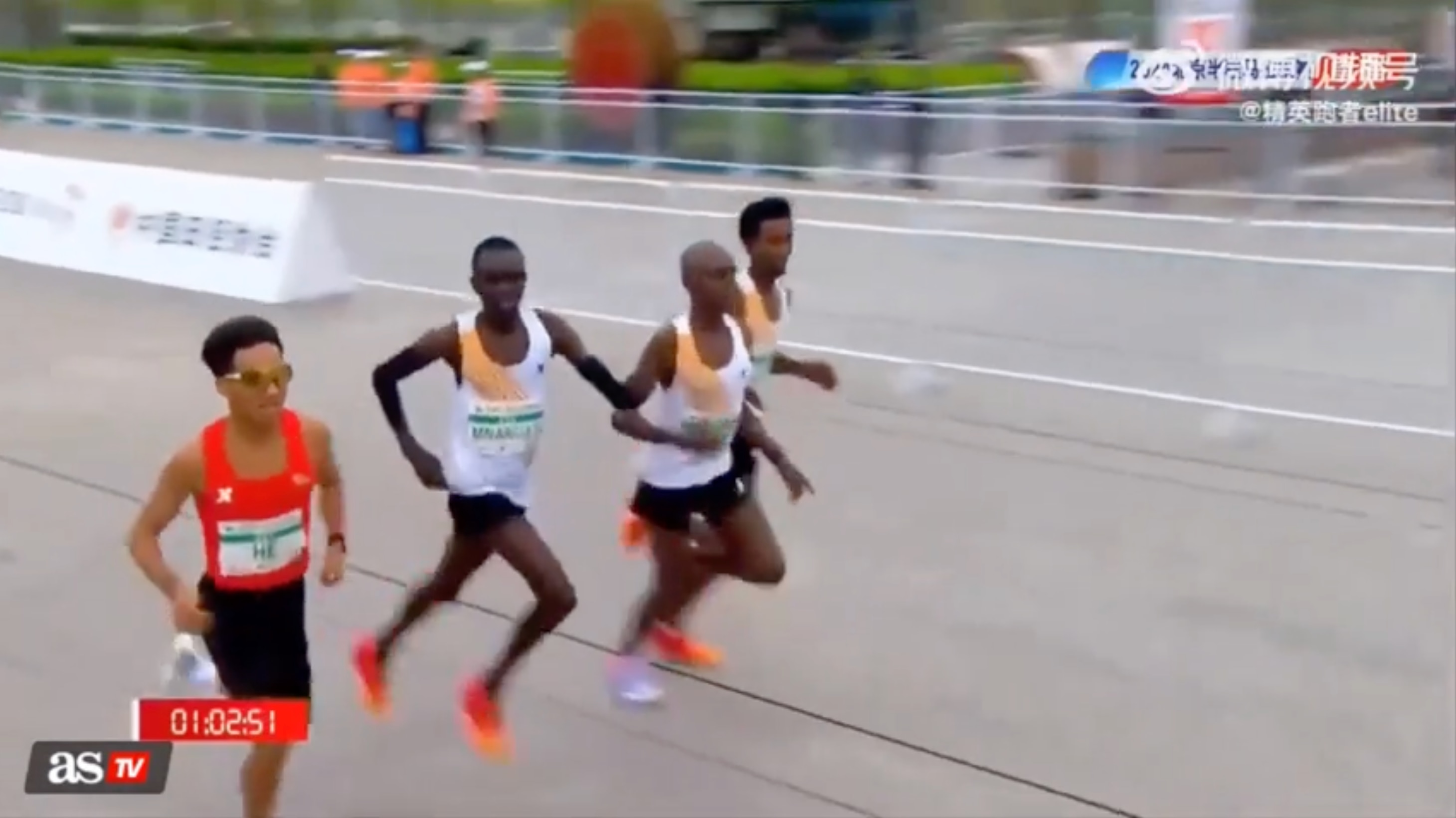 Ba VĐV châu Phi nhường chân chạy Trung Quốc về nhất